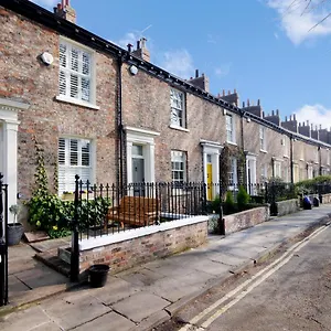 Bar Cottage-city Views-sleeps 5 York
